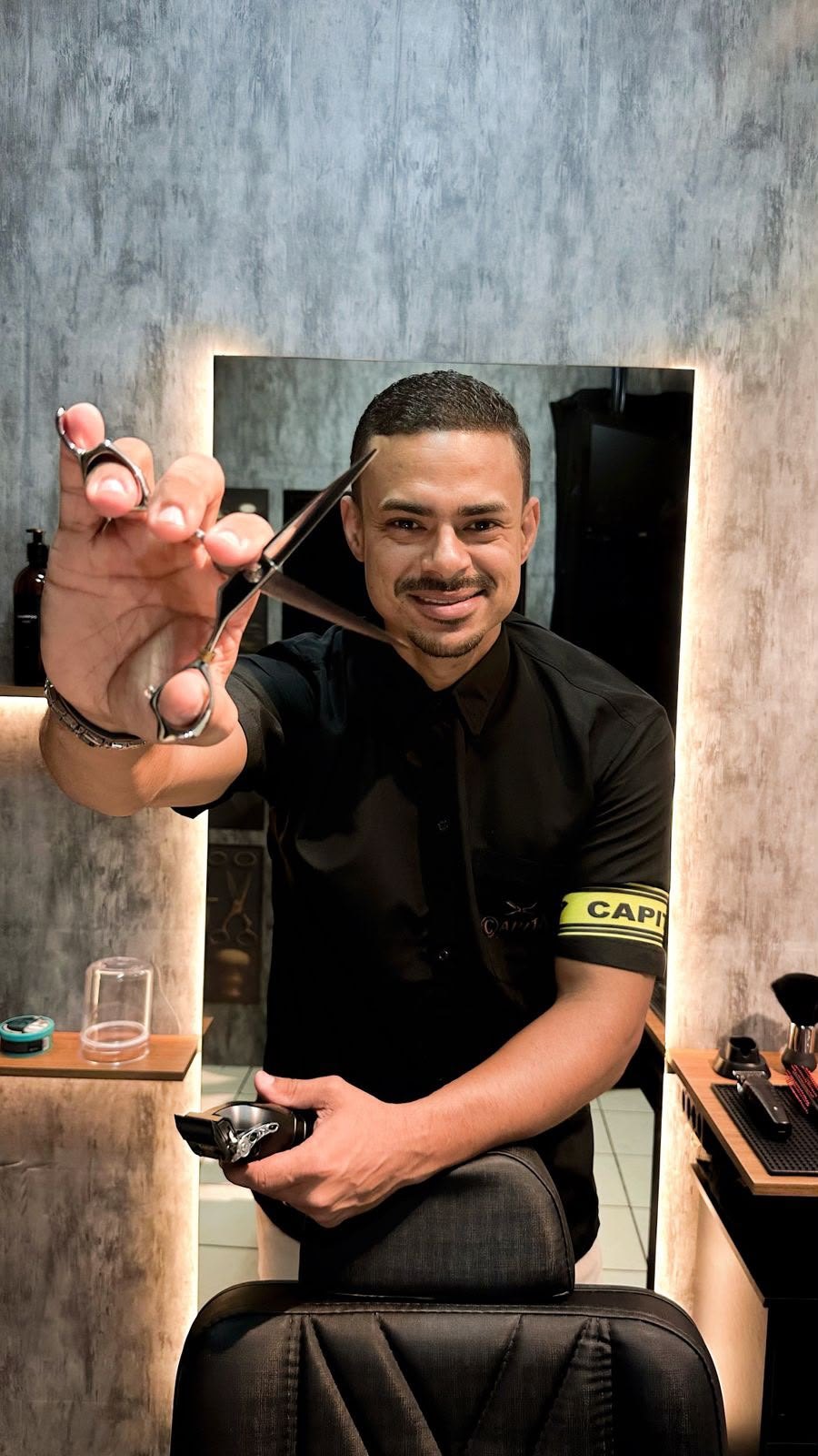 Barbeiro Capita Barber Shop com tesoura